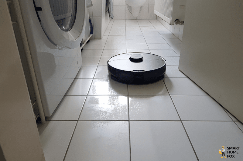 Roborock S7 MaxV Ultra моет пол в ванной комнате